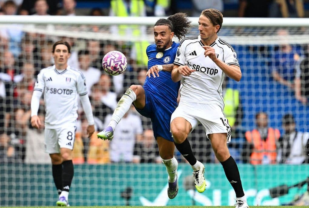 Các cầu thủ Chelsea ăn mừng chiến thắng trên sân nhà, thể hiện sự kịch tính và niềm vui của Ngoại hạng Anh.