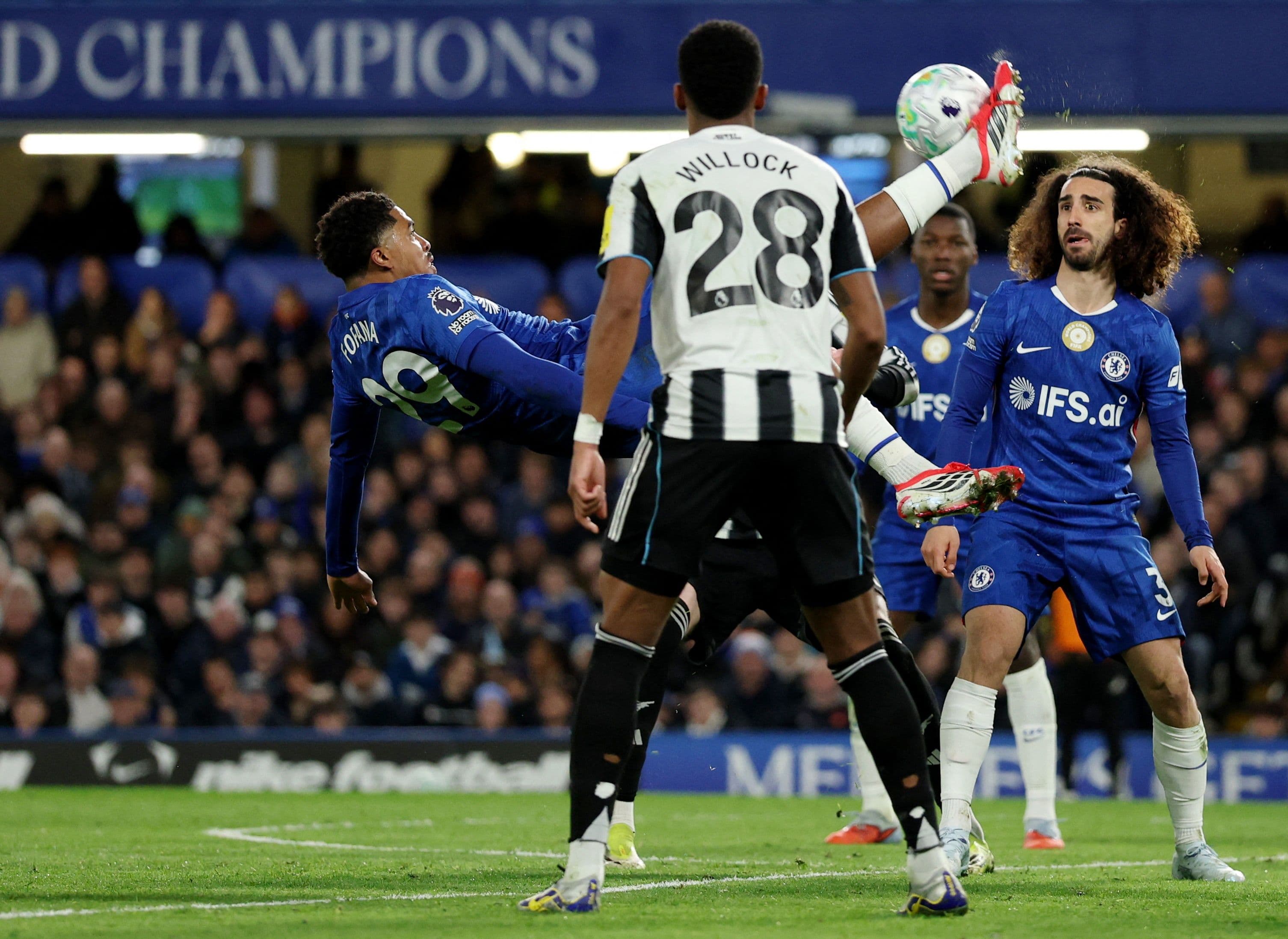 Các cầu thủ Chelsea thể hiện sự thất vọng trên sân, tượng trưng cho nỗi lo xuống hạng và vết sẹo lịch sử của Tottenham.