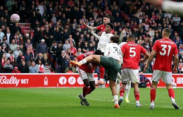 Các cầu thủ Chelsea và Nottingham Forest tranh chấp bóng quyết liệt trước khung thành, thể hiện khoảnh khắc ghi bàn của Chelsea.