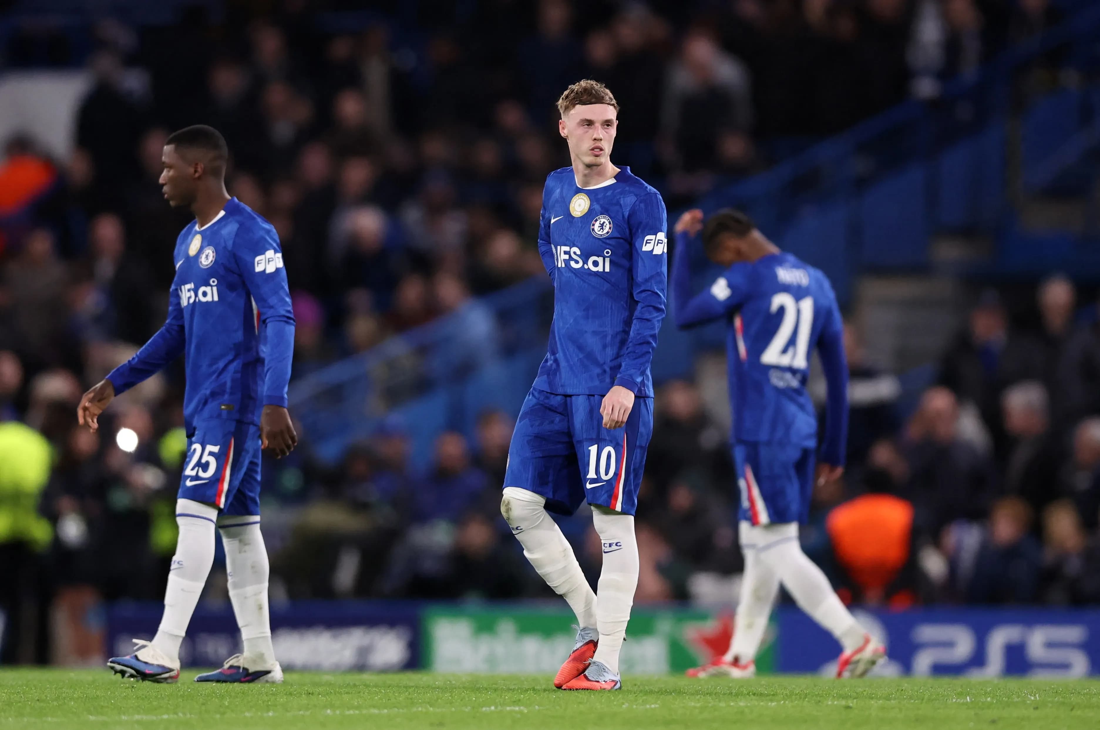 Các cầu thủ Chelsea với vẻ mặt thất vọng trên sân sau trận thua 0-3 trước PSG tại Champions League.