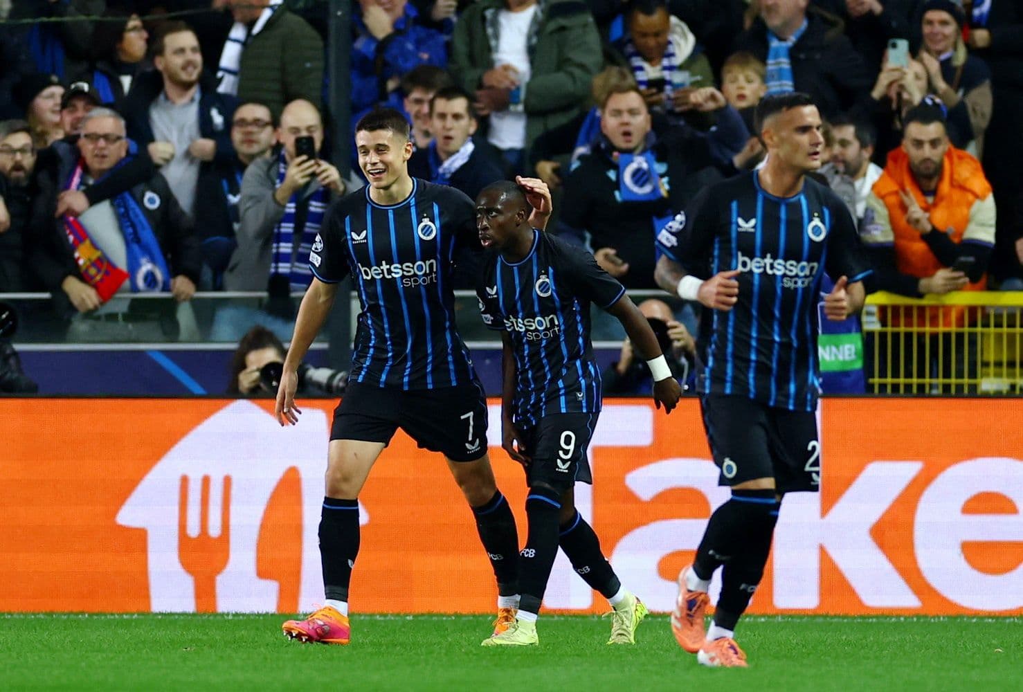 Các cầu thủ Club Brugge ăn mừng bàn thắng sớm, tạo nên khởi đầu kịch tính.