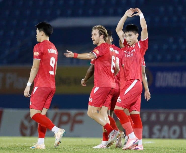 Các cầu thủ Công an Hà Nội ăn mừng bàn thắng, thể hiện sức mạnh và sự gắn kết