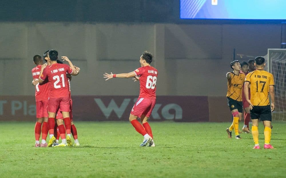 Các cầu thủ Công an Hà Nội ăn mừng bàn thắng trong trận đấu với Thanh Hóa