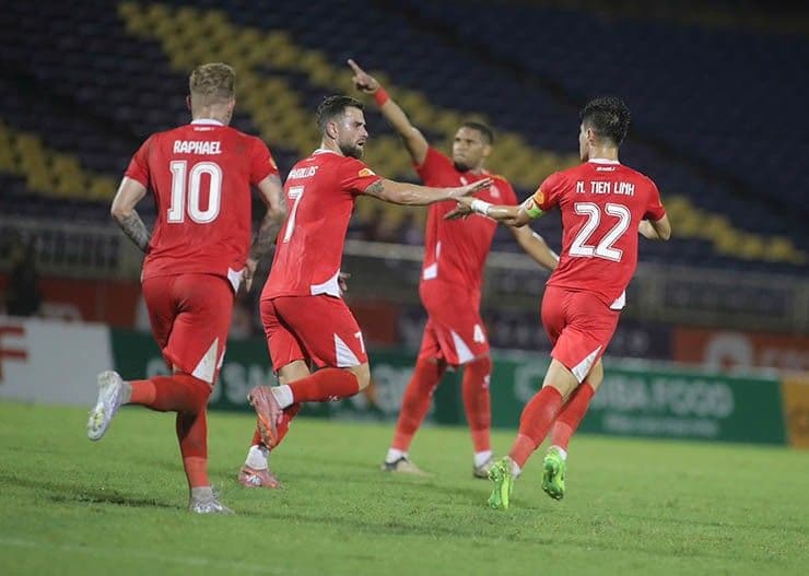 Các cầu thủ Công an TP.HCM ăn mừng bàn thắng, thể hiện sự lội ngược dòng ngoạn mục trước Sông Lam Nghệ An.