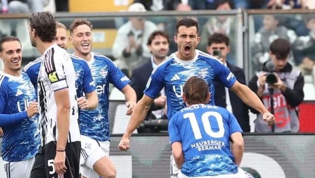 Các cầu thủ Como ăn mừng bàn thắng và chiến thắng 2-0 trước Juventus tại Serie A.