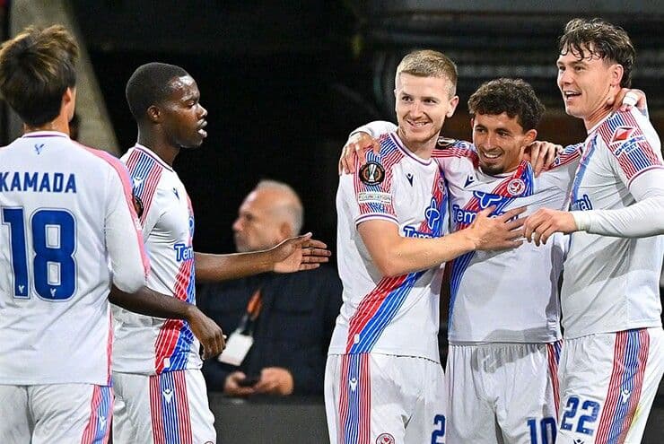 Các cầu thủ Crystal Palace ăn mừng bàn thắng trong chiến thắng 4-0 trước Lech Poznan tại Europa League