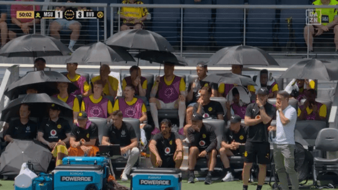 Các cầu thủ dự bị của Dortmund mang theo nhiều ô và trở lại sân hiệp hai. Ảnh: Marca