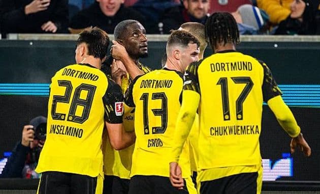 Các cầu thủ Dortmund ăn mừng chiến thắng tối thiểu 1-0.