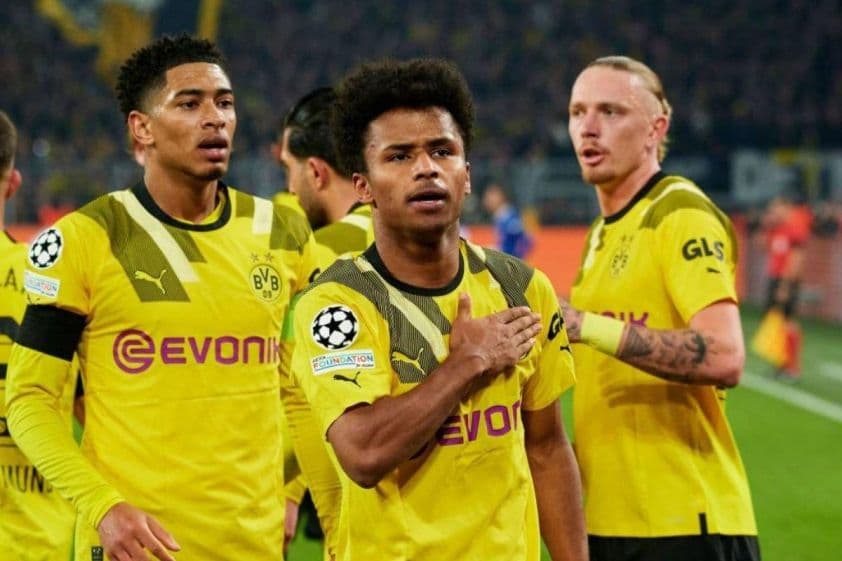 Các cầu thủ Dortmund trên sân Signal Iduna Park, thể hiện tinh thần thi đấu và bản năng tấn công của đội bóng.