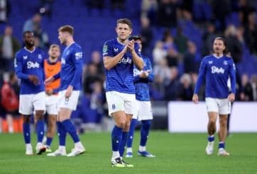 Các cầu thủ Everton trên sân cỏ, thể hiện tinh thần chiến đấu tại Ngoại hạng Anh