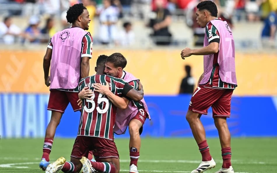 Các cầu thủ Fluminense ăn mừng bàn thắng, thể hiện tinh thần đồng đội.
