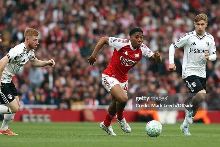 Các cầu thủ Fulham nỗ lực tranh bóng trên sân, thể hiện tinh thần không ngừng nghỉ.