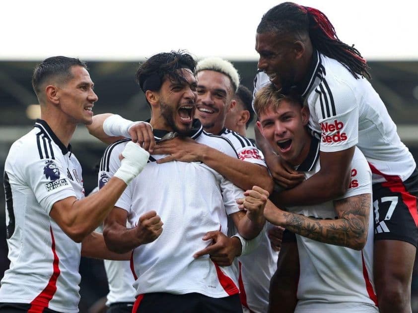 Các cầu thủ Fulham ăn mừng bàn thắng, thể hiện phong độ khởi đầu ấn tượng của họ tại Premier League.