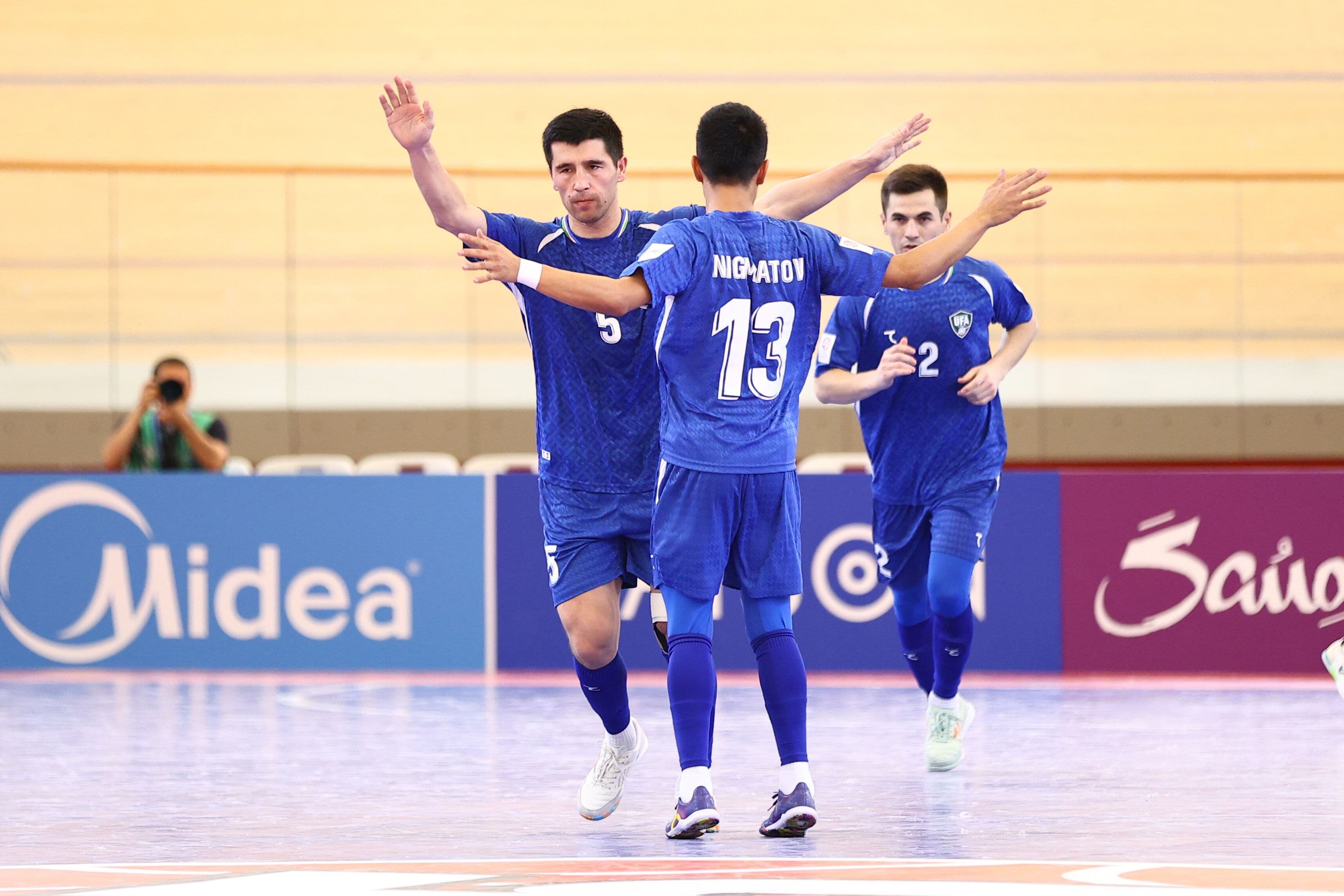Các cầu thủ futsal Uzbekistan ăn mừng trên sân, tượng trưng cho những khoảnh khắc quyết định có thể tái viết lịch sử tại Cúp Futsal Châu Á.