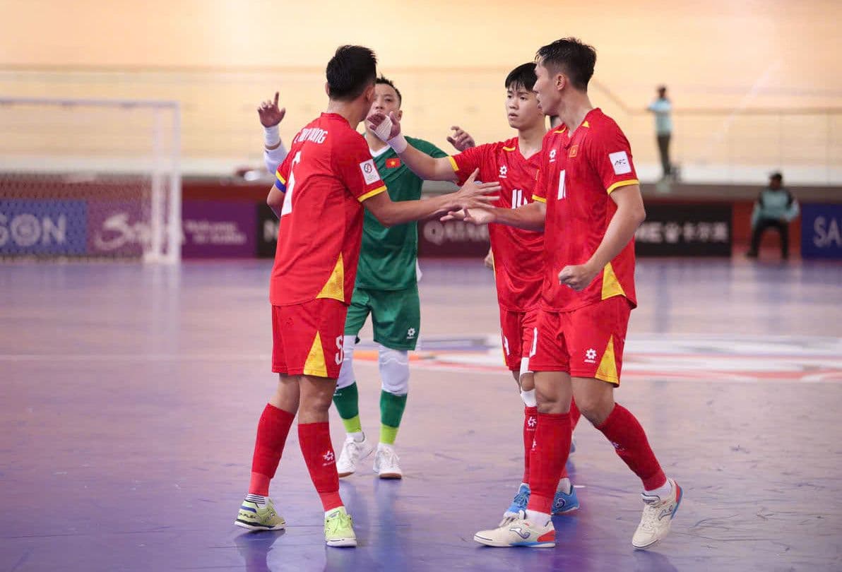 Các cầu thủ futsal Việt Nam hội ý và ăn mừng trong trận đấu ngược dòng