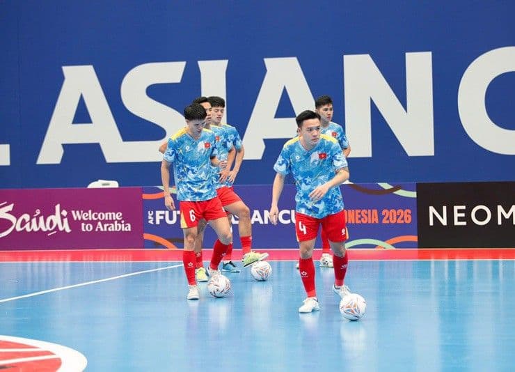 Các cầu thủ Futsal Việt Nam (áo xanh) tập luyện chăm chỉ trên sân, chuẩn bị cho những thử thách phía trước