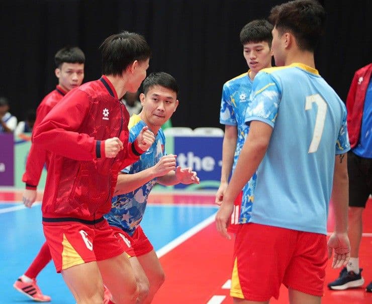 Các cầu thủ Futsal Việt Nam trao đổi chiến thuật trước trận tứ kết