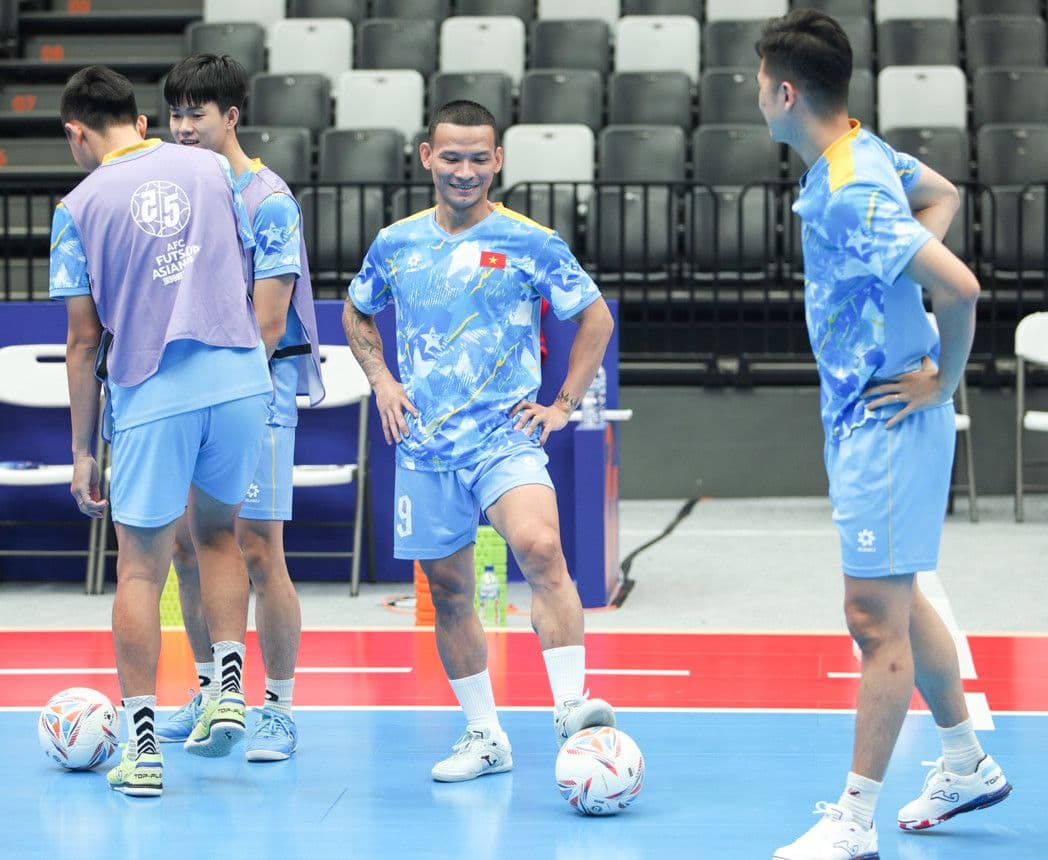 Các cầu thủ futsal Việt Nam trong buổi tập, chuẩn bị cho hành trình vươn tầm.