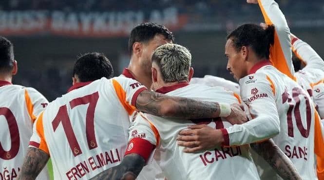 Các cầu thủ Galatasaray hò reo động viên nhau trước mục tiêu giành ba điểm tại đấu trường châu Âu