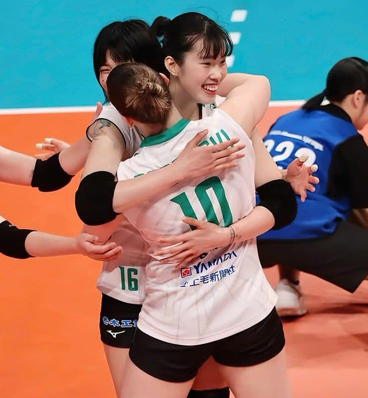 Các cầu thủ Gunma Green Wings, bao gồm Trần Thị Thanh Thúy, ôm nhau ăn mừng chiến thắng lịch sử tại giải bóng chuyền Nhật Bản.
