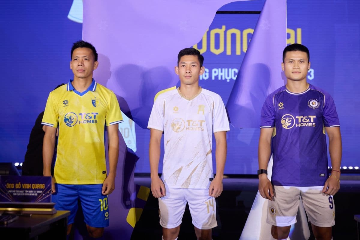 Các cầu thủ Hà Nội FC giới thiệu mẫu áo đấu mới cho mùa giải 2025-2026.