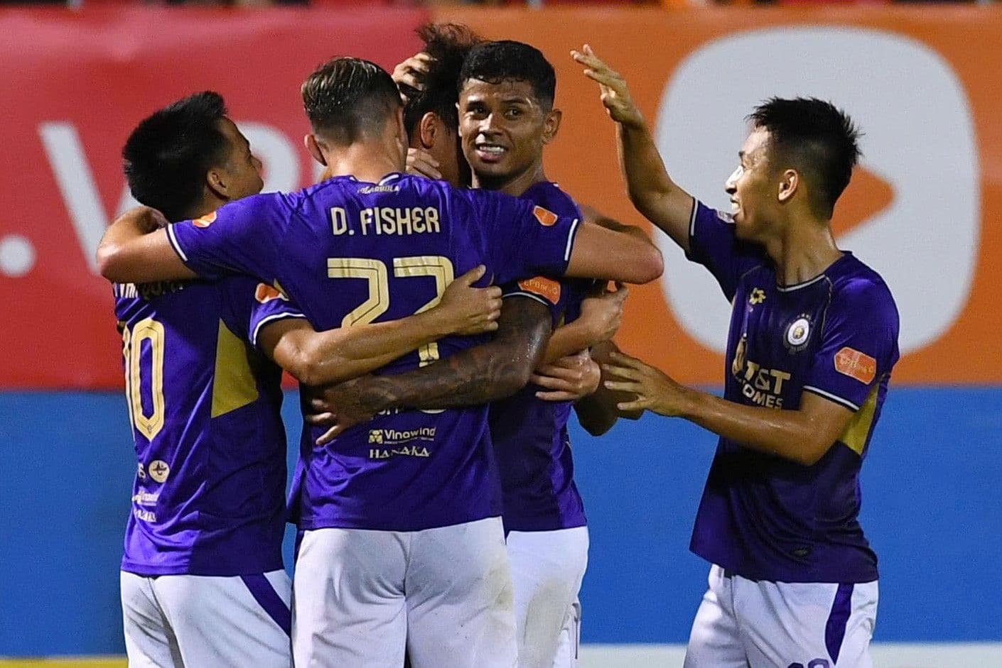 Các cầu thủ Hà Nội FC ăn mừng bàn thắng, tượng trưng cho một câu lạc bộ có bản sắc và triết lý chơi bóng rõ ràng trong V-League.