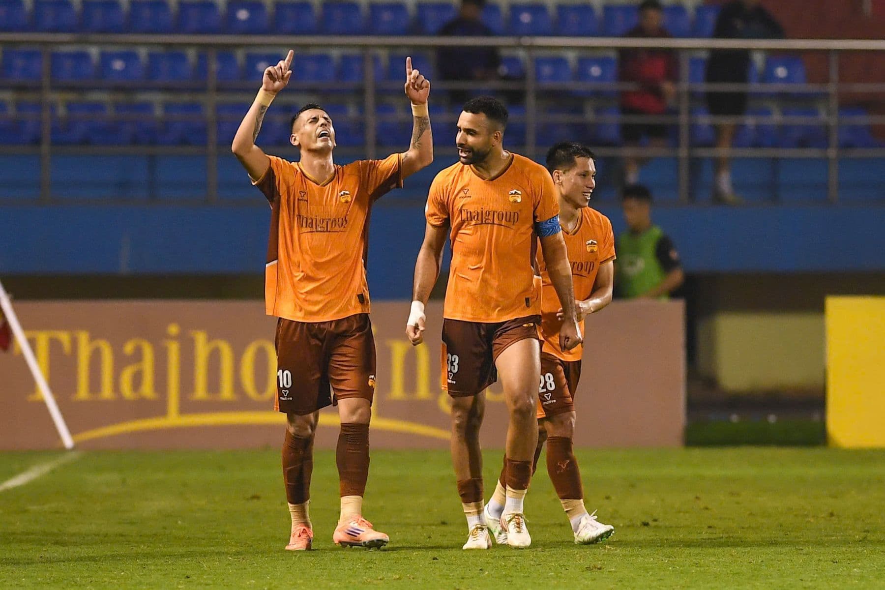 Các cầu thủ Hoàng Anh Gia Lai ăn mừng chiến thắng trước Ninh Bình.