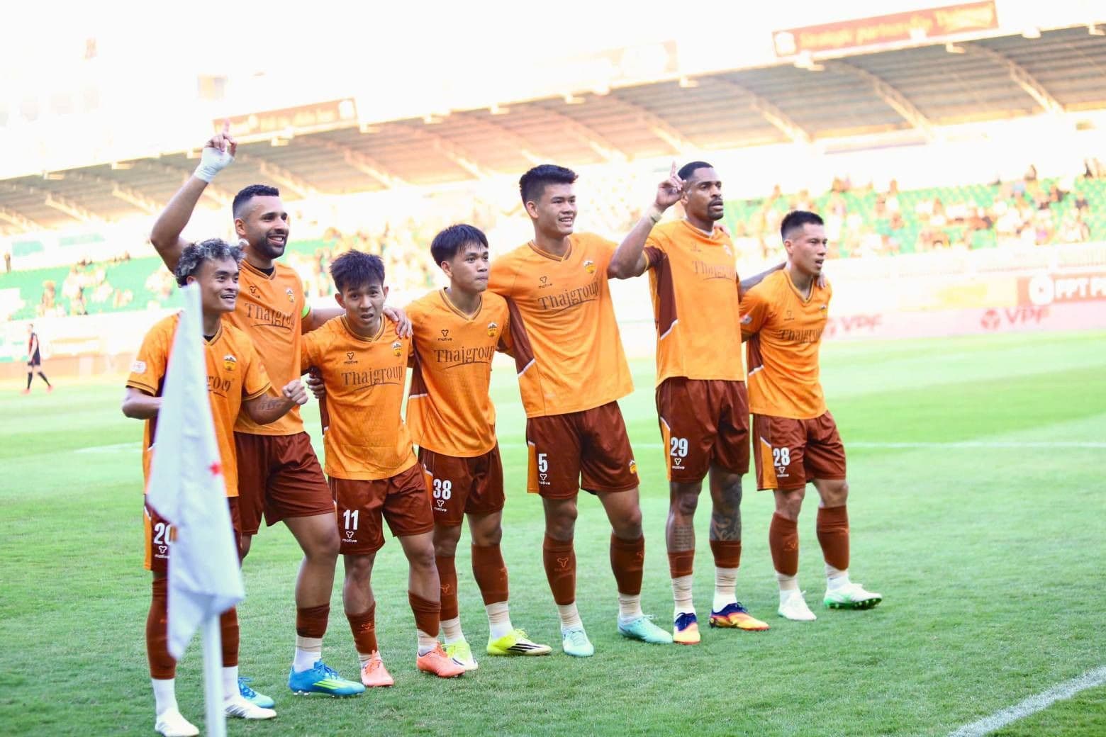 Các cầu thủ Hoàng Anh Gia Lai đứng cùng nhau thể hiện tinh thần đoàn kết và bản lĩnh vượt khó.