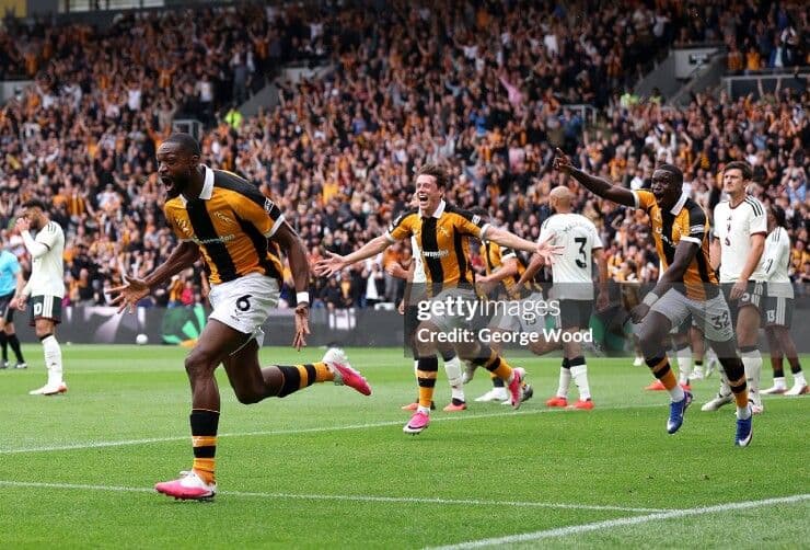 Các cầu thủ Hull City ăn mừng bàn thắng trước sự thất vọng của Manchester United trong trận mở màn Premier League