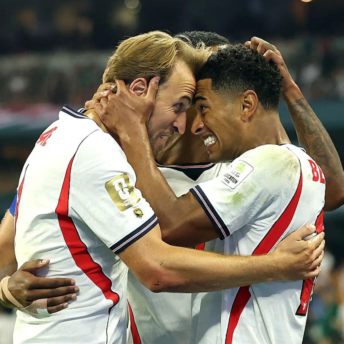 Các cầu thủ đội tuyển Anh, bao gồm Harry Kane và Jude Bellingham, ăn mừng trên sân, mang theo kỳ vọng lớn từ người hâm mộ.