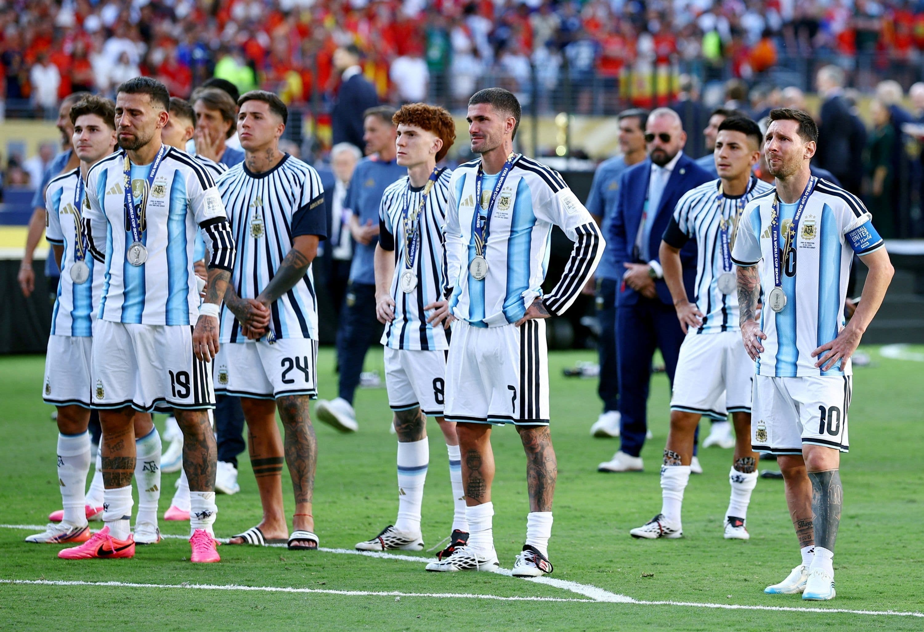 Các cầu thủ đội tuyển Argentina với huy chương bạc, thể hiện sự hụt hẫng sau chung kết World Cup 2026.