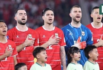 Các cầu thủ đội tuyển Indonesia hát quốc ca, thể hiện quyết tâm trở thành trung tâm bóng đá khu vực tại AFF Cup.