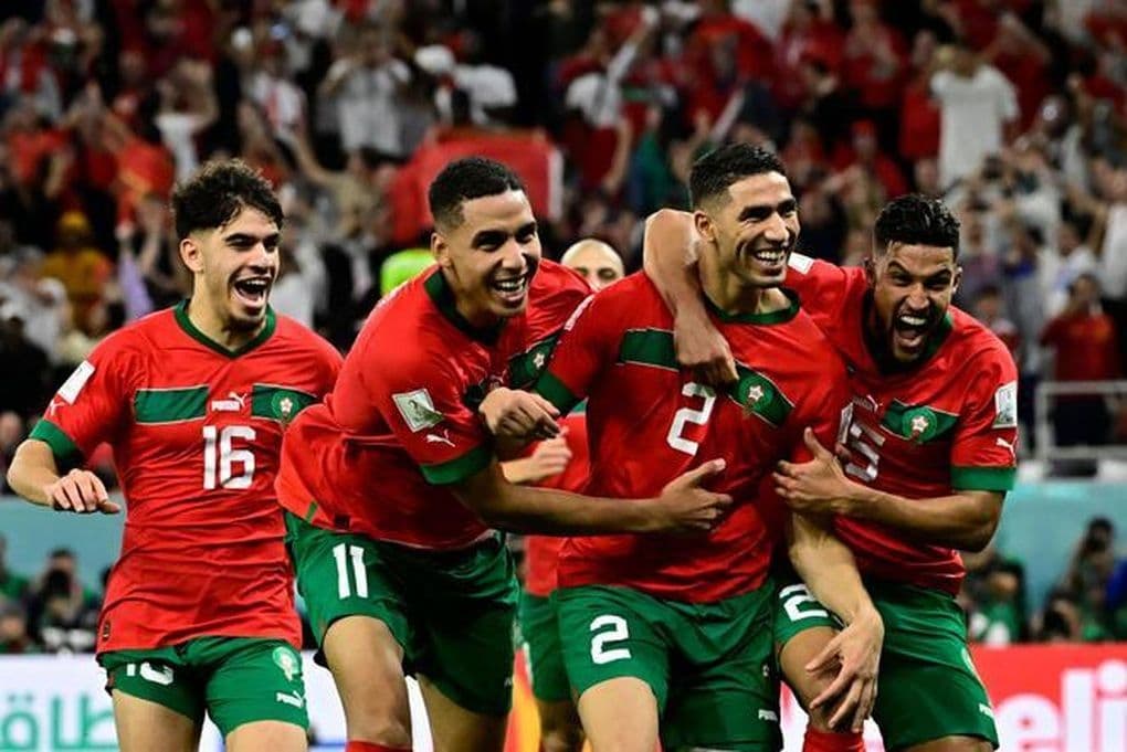 Các cầu thủ đội tuyển Morocco ăn mừng bàn thắng trong một trận đấu.
