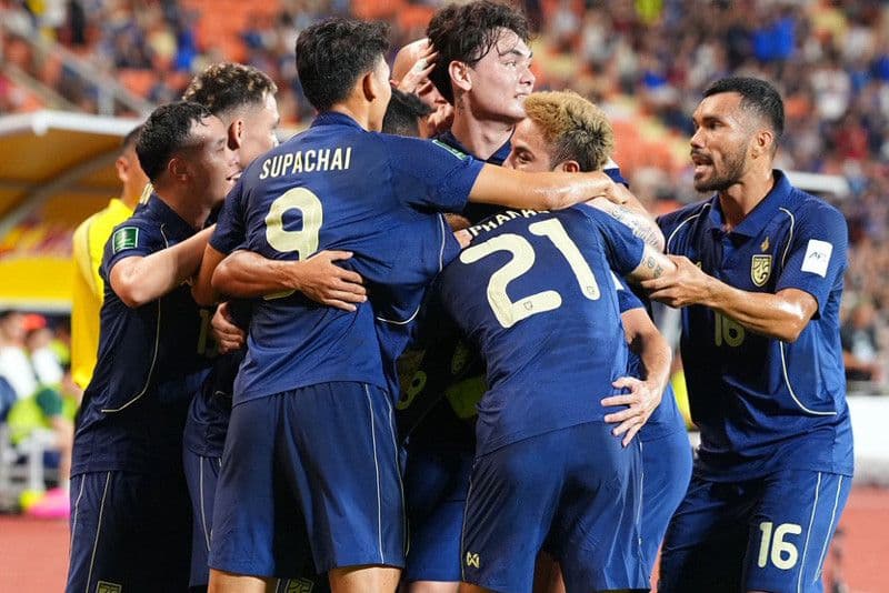 Các cầu thủ đội tuyển Thái Lan ăn mừng chiến thắng và tấm vé dự Asian Cup 2027.