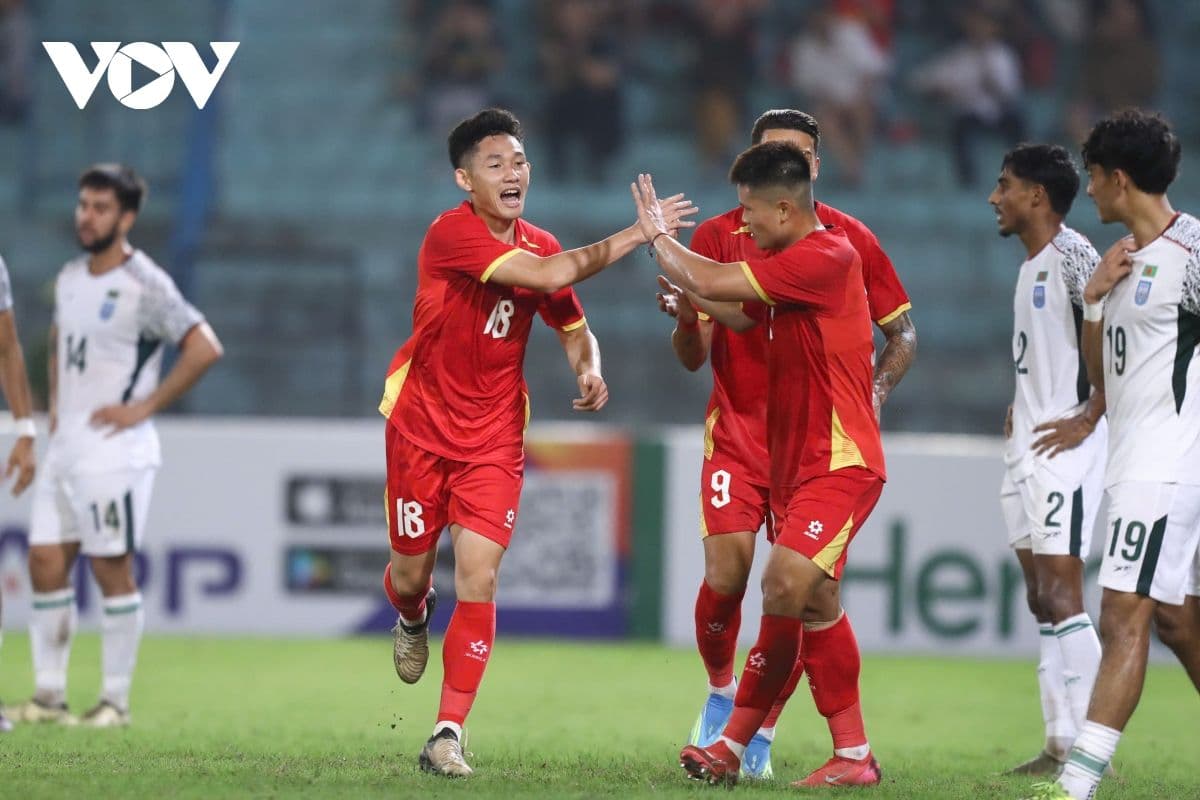 Các cầu thủ đội tuyển Việt Nam ăn mừng bàn thắng trong trận đấu, thể hiện niềm vui chiến thắng.