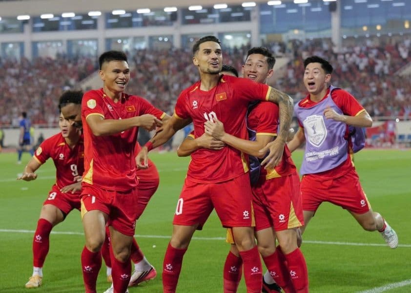 Các cầu thủ đội tuyển Việt Nam ăn mừng bàn thắng trong trận đấu.