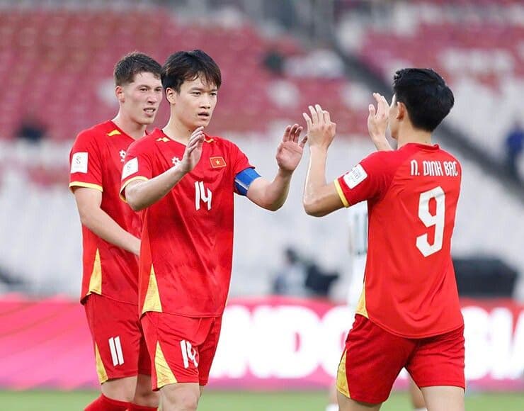 Các cầu thủ đội tuyển Việt Nam ăn mừng chiến thắng 4-2 trước Pakistan