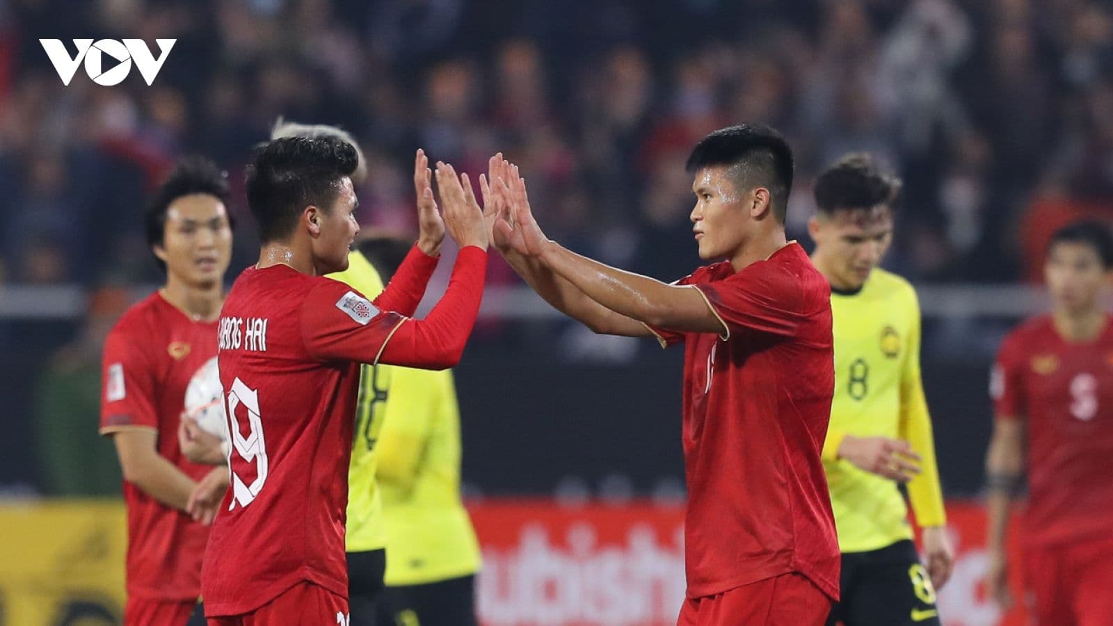 Các cầu thủ Đội tuyển Việt Nam ăn mừng trong trận đấu với Malaysia, đối thủ có lối chơi tương đồng với Bangladesh.