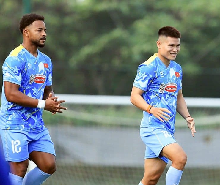 Các cầu thủ Đội tuyển Việt Nam trong buổi tập, nơi các chiến thuật và sự phối hợp được tinh chỉnh sau trận đấu.