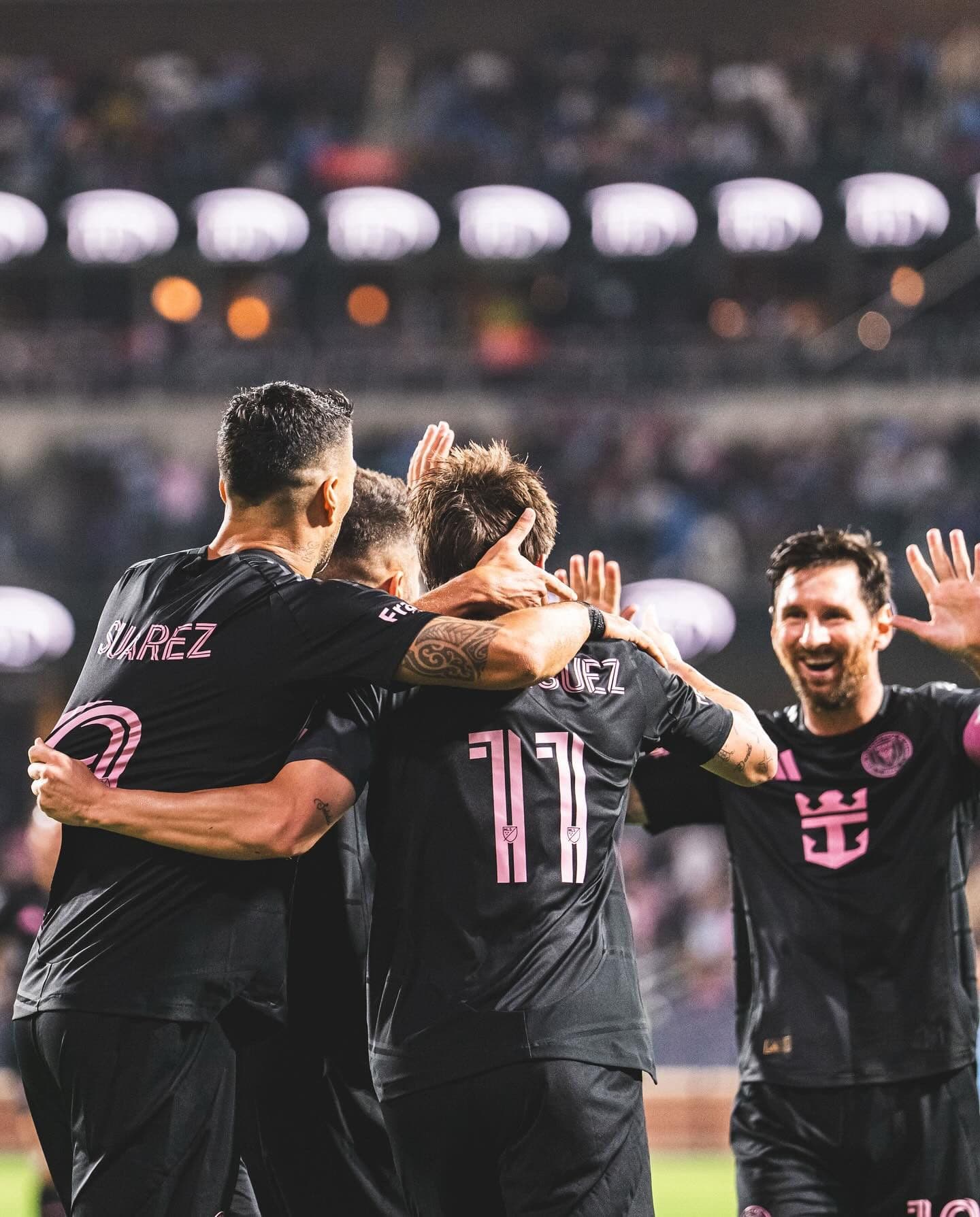 Các cầu thủ Inter Miami, bao gồm Lionel Messi và Luis Suarez, ăn mừng bàn thắng trong chiến thắng 4-0 trước New York City FC.