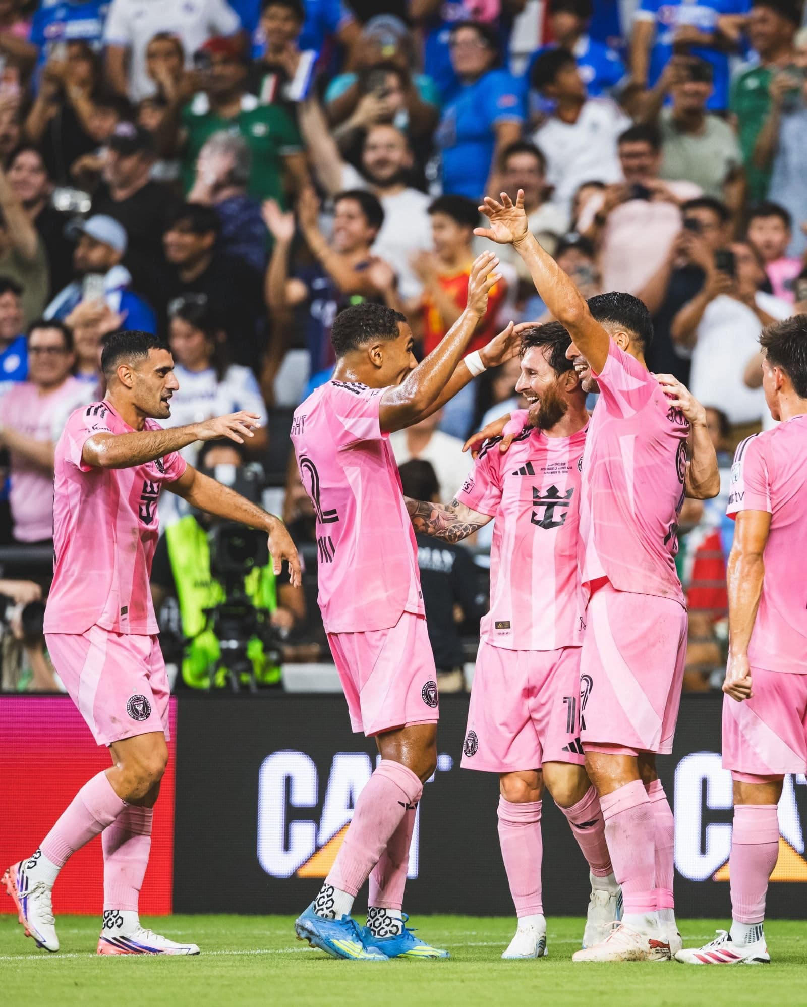 Các cầu thủ Inter Miami ăn mừng bàn thắng, nhấn mạnh tầm quan trọng của lối chơi tập thể cho tương lai của câu lạc bộ.