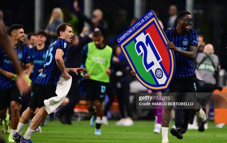 Các cầu thủ Inter Milan ăn mừng chức vô địch Serie A lần thứ 21 trên sân nhà Giuseppe Meazza