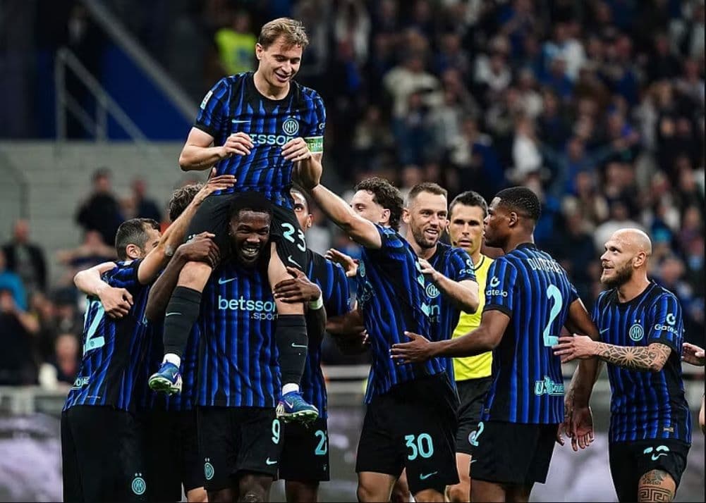 Các cầu thủ Inter Milan ăn mừng chiến thắng Scudetto trên sân cỏ, thể hiện niềm vui và sự đoàn kết của đội bóng.