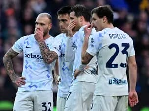 Các cầu thủ Inter Milan thất vọng, phản ánh tác động cuộc đua vô địch.
