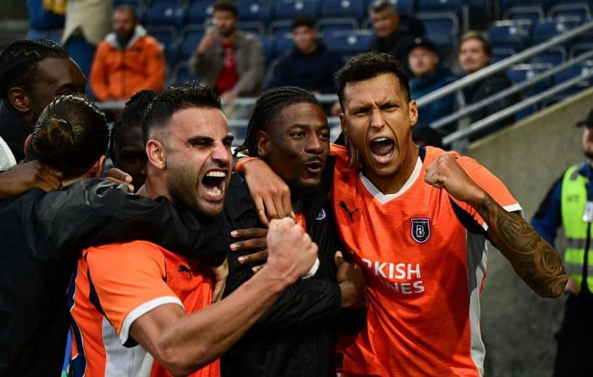 Các cầu thủ Istanbul Basaksehir ăn mừng chiến thắng, thể hiện sự tự tin và lợi thế sau trận lượt đi.