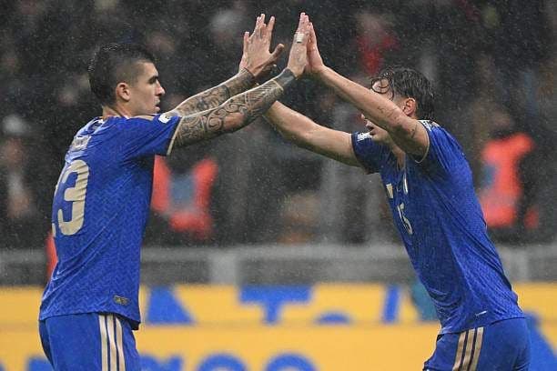 Các cầu thủ Italia ăn mừng bàn thắng mở tỷ số đầy hy vọng