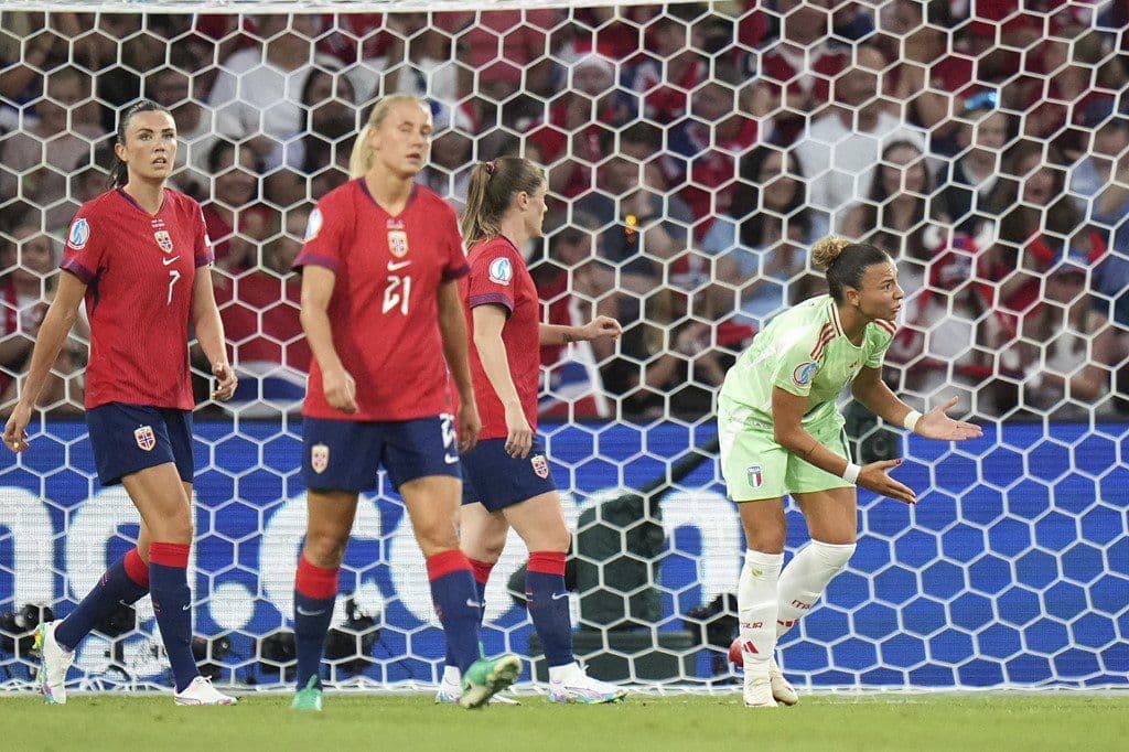 Các cầu thủ Italia (áo xanh nhạt) tấn công khung thành Na Uy, thể hiện sự chủ động trong hiệp một trận tứ kết EURO nữ 2025.