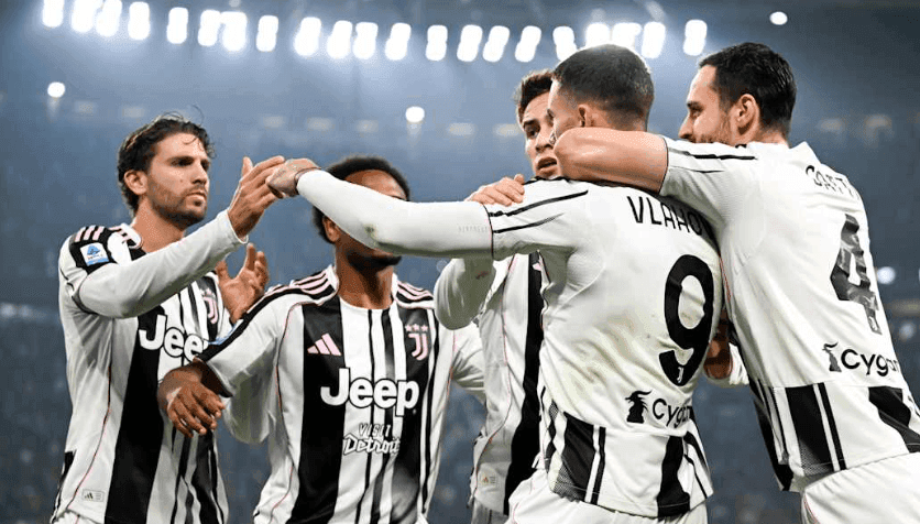 Các cầu thủ Juventus ăn mừng bàn thắng trong trận đấu, thể hiện tinh thần đồng đội và quyết tâm giành chiến thắng.