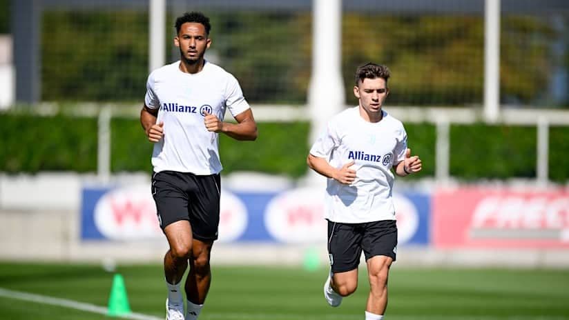 Các cầu thủ Juventus Timothy Weah và Fabio Miretti tập luyện, tương lai của họ đang được đánh giá.