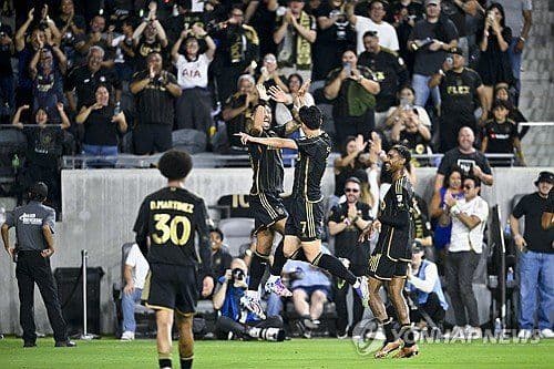 Các cầu thủ LAFC ăn mừng bàn thắng cùng người hâm mộ tại sân vận động BMO, thể hiện tinh thần chiến thắng.